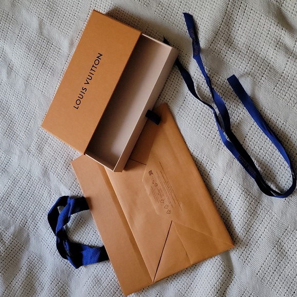Louis Vuitton Box with ribbon and matching shopping bag - Picture 2 of 7